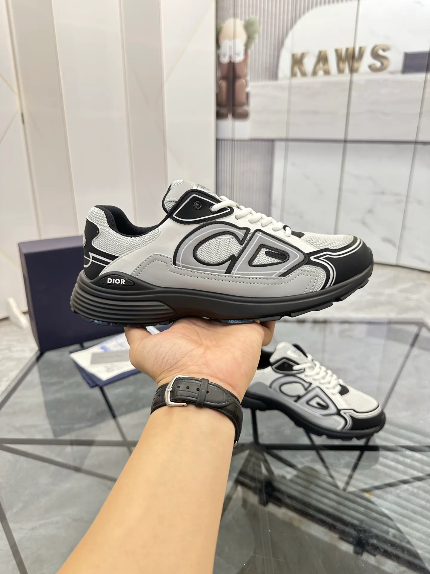 Men's shoes: 💰P400¥ Available in Guangzhou Product trademark: Dior* "Dior*" low-top casual shoes Regular size: 35-46 (can be customized to 47) Couple style Product materials: Upper imported cowhide stitched with original fabric, breathable lining, ultra-light foam original outsole. No.: 007